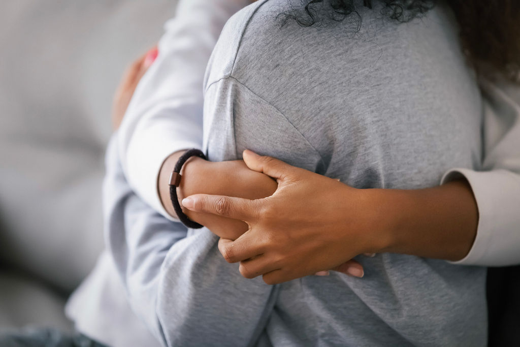 Waar krijgt WegWijs in Gedrag complimenten over? Foto van twee mensen die elkaar een hug gegeven, gemaakt door Hans van der Woerd.