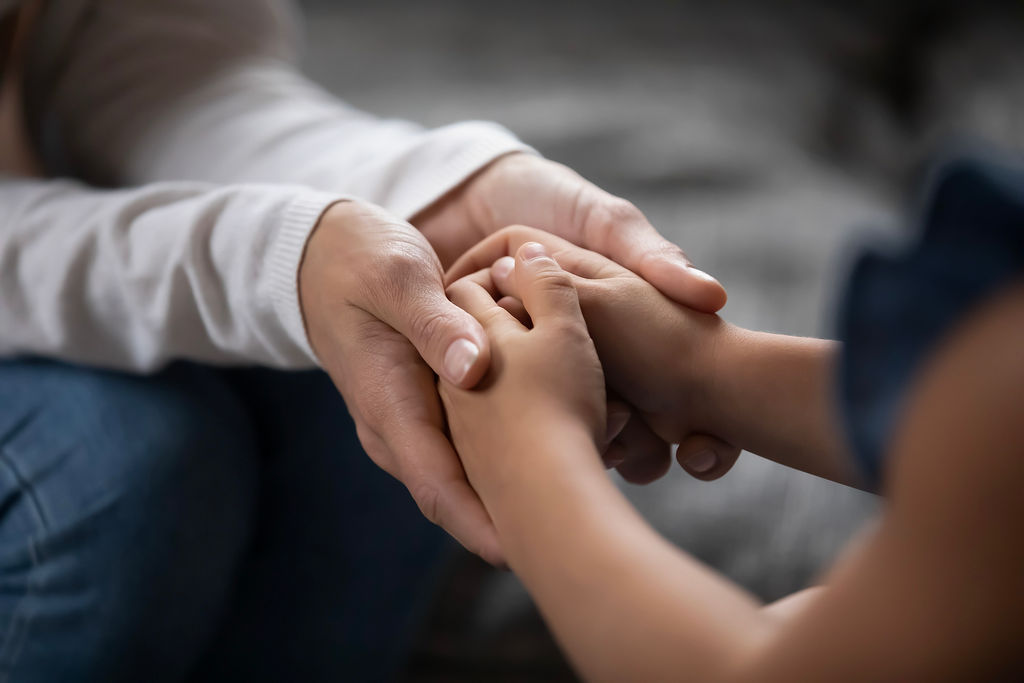 Samen onderzoeken en ontwikkelen bij WegWijs in Gedrag. Foto van mensen die elkaars handen vasthouden door Hans van der Woerd.