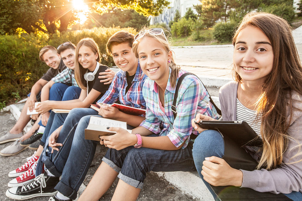 Meervoudig perspectief nemen leer je bij WegWijs in Gedrag, een foto van vijf scholieren op een bankje